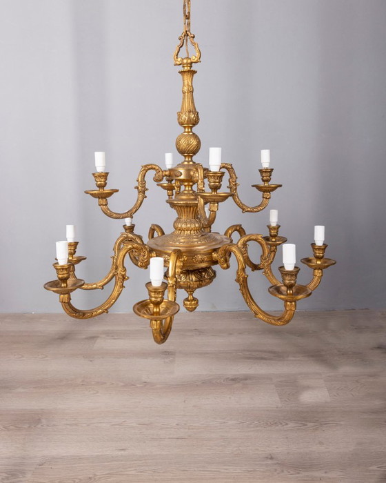 Lampadario classico a 12 luci in bronzo dorato della metà del XX secolo (photo 9 of 15)