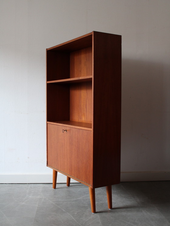 Image 1 of Vintage Deense boekenkast met klep