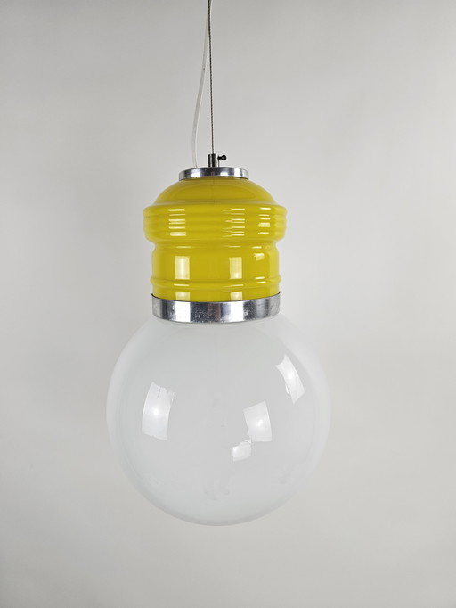 Hanglamp uit Italië met geel en melkwit glas