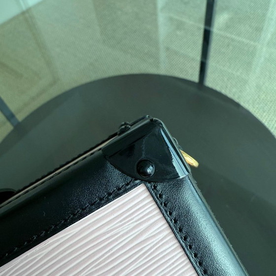 Image 1 of LOUIS VUITTON PETITE MALLE - SAC BANDOULIÈRE EPI ROSE CLAIR AVEC FERMOIRS DORÉS