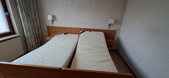 Image 1 of Doppelbett, bestehend aus 2 Einzelmatratzen, deren Fuß- und Kopfende jeweils hochgeklappt werden können.