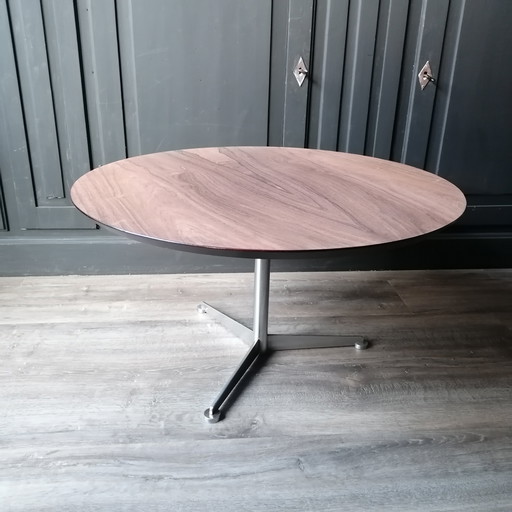 Table basse design vintage Midcentury en bois de teck rond. Fabriquée en Allemagne.