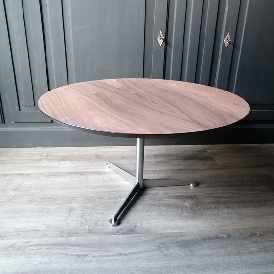Image 1 of Table basse design vintage Midcentury en bois de teck rond. Fabriquée en Allemagne.