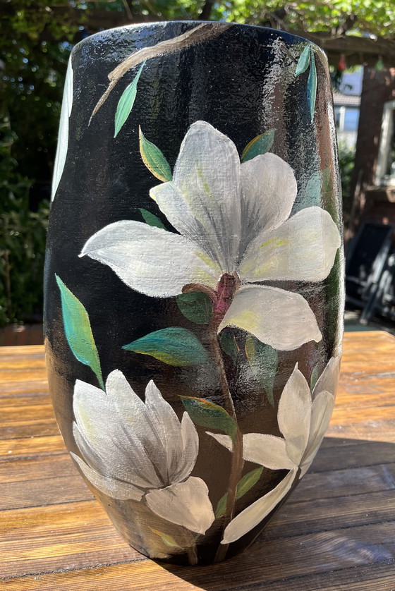 Image 1 of Handbemalte Vase 'Magpies'.