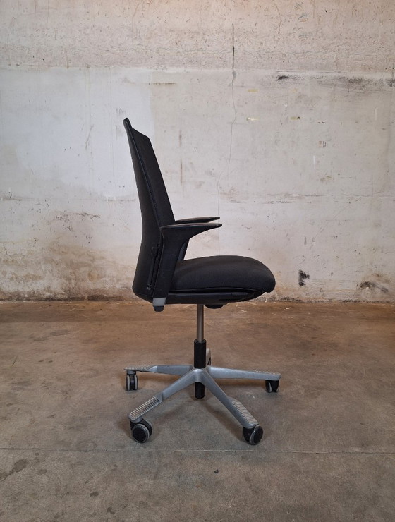 Image 1 of HAG Futu Verstelbare zwarte bureaustoelen op wielen met kleine beschadiging aan de armleuning