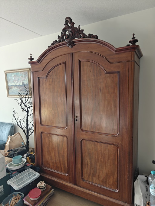 Mobile antico con ornamento