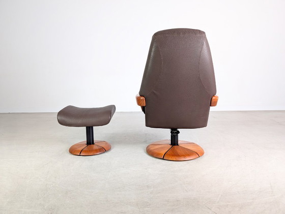 Image 1 of Sillón de teca de mediados de siglo con diseño HS de cuero y otomana danesa