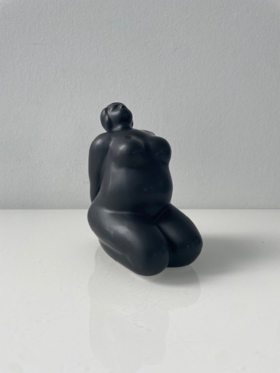 Image 1 of Set di 2 statuette femminili moderne in ceramica nera opaca