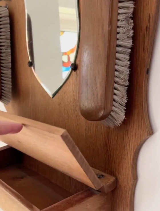 Image 1 of Specchio da parete vintage in legno con spazzole per vestiti e cassetto porta chiavi – circa anni '30