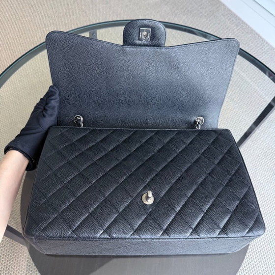 Image 1 of Borsa Chanel Classic Flap Maxi - Caviar 33CM, chiusura singola con patta, trapuntata, nera, con finiture argentate, serie 13