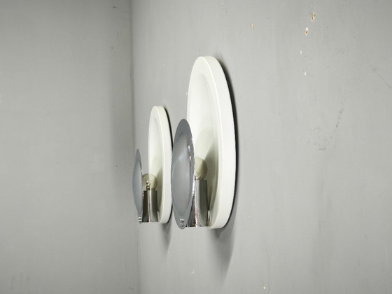 Pair of Italian Space Age Chrome and White Wall Lights, 1970s – Metal (photo 3 of 8)