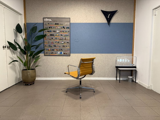 Vitra | Eames | EA107 | Hopsak Naranja | 2 unidades – Sillas de conferencia, Textil, Aluminio (photo 4 of 16)