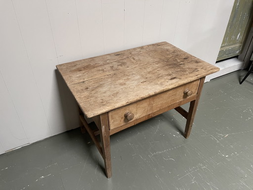 Antique pine side table. €125 – bijzettafels, Wood (photo 2 of 6)