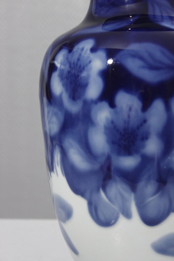 Image 1 of Camille Tharaud in Limoges - Grote vaas met kobaltblauwe bloemversiering op porselein, 35 cm