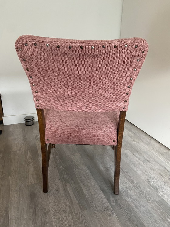 Image 1 of Magnifique fauteuil vintage avec une structure en bois robuste et des accoudoirs élégants.