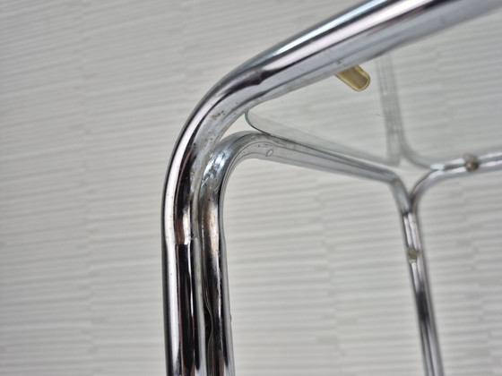 Image 1 of Table des années 1970. Table d'appoint vintage à structure tubulaire et plateau en verre.