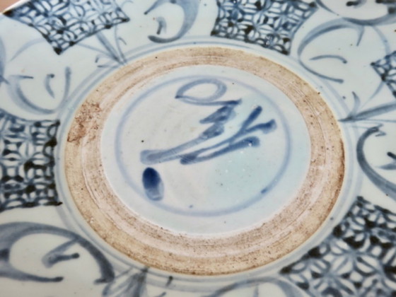 Image 1 of Ancien plat en porcelaine de Chine, dynastie Ming, Swatow, Zhangzhou, fin XVIIème