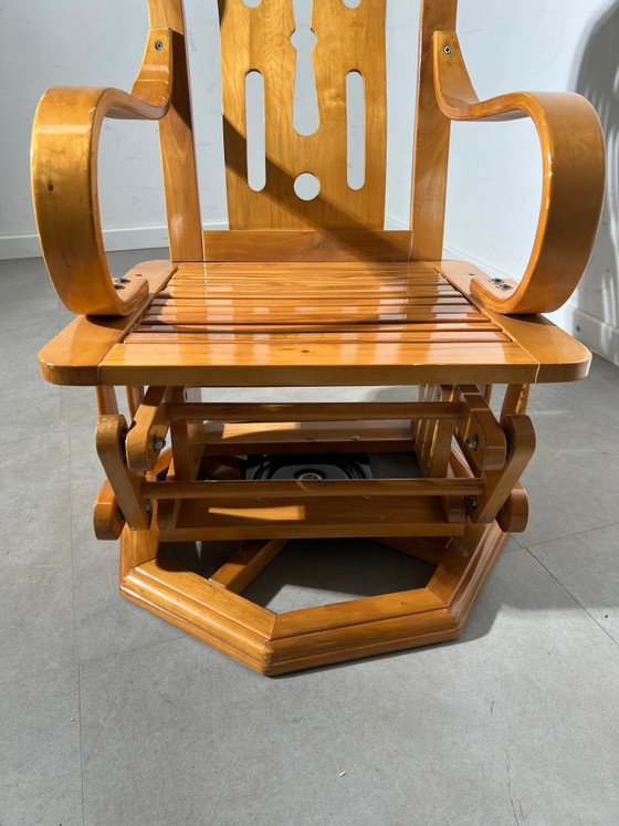 Fauteuil à bascule pivotant en bois vintage américain – Rocking chairs (photo 4 of 5)