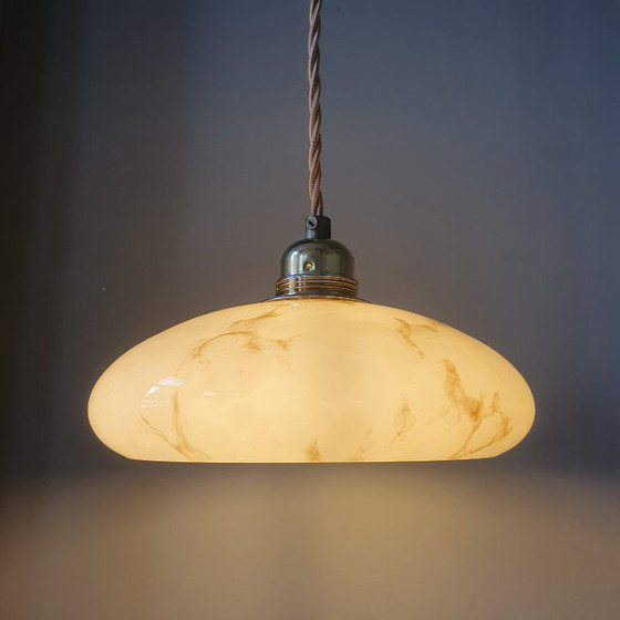 Lampada a sospensione vintage in vetro opalino stile Art Déco. Design Mid Century degli anni '30/'40. (photo 4 of 16)