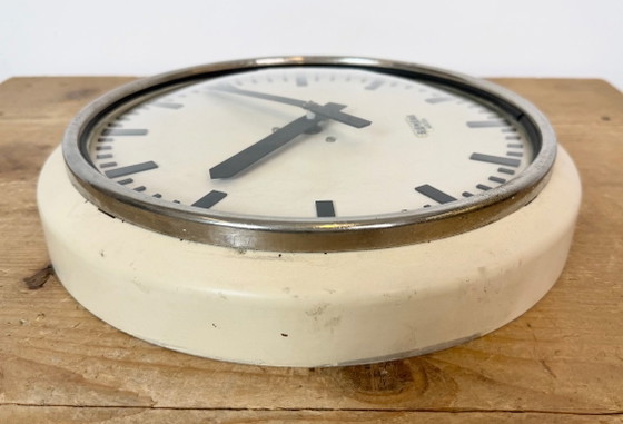 Orologio da parete industriale beige di fabbrica Siemens Austria, anni '60 – Vetro, Ferro (photo 15 of 17)
