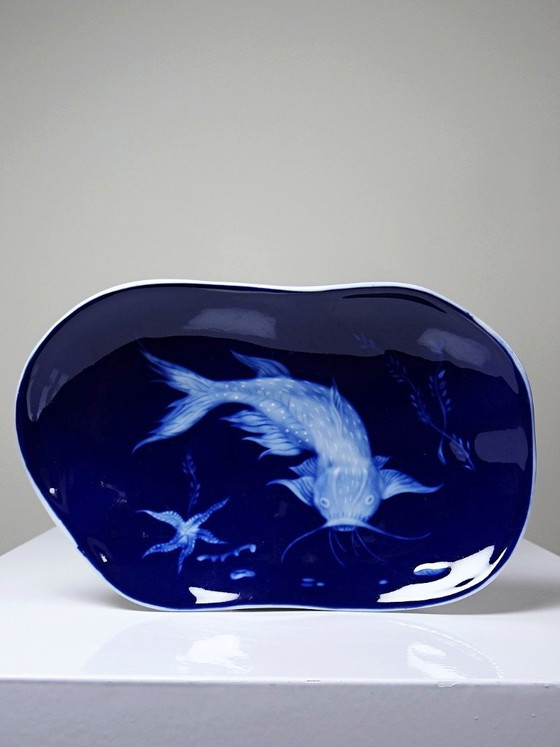 Image 1 of Plato pequeño de porcelana de Limoges con esmalte azul y decoración de peces al estilo japonés.