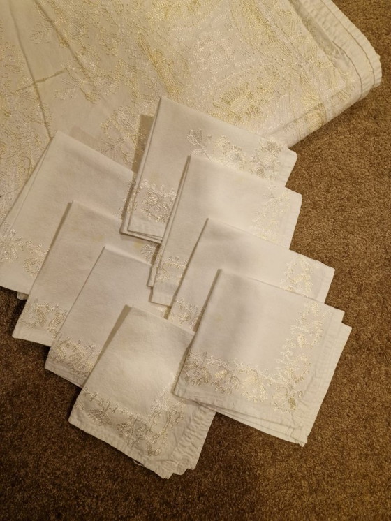 Image 1 of Nappe avec 8 serviettes (brodées à la main)