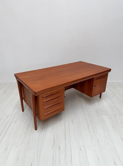 Vintage Deens design teakhouten directiebureau van Ib Kofod-Larsen, mid-century modern schrijfbureau, jaren 60