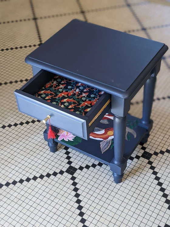 Image 1 of Mesita de noche antigua restaurada, acabado mate azul profundo, decoración de carpas koi pintadas a mano.