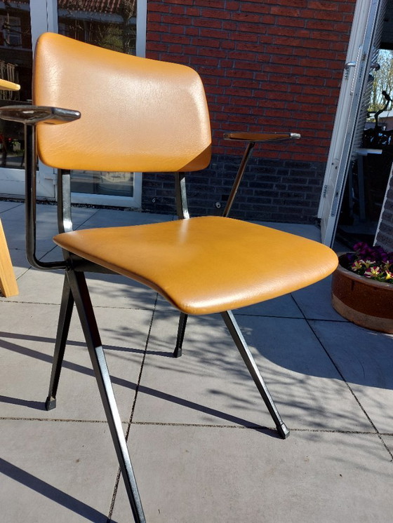 Image 1 of Marko Spa Chair 201 avec accoudoirs et revêtement en skaï