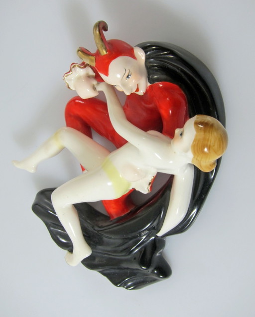 Sammlerstück: „Satyr und Nymphe“, Porzellan-Wandskulptur im Art-déco-Stil aus den 1930er Jahren.