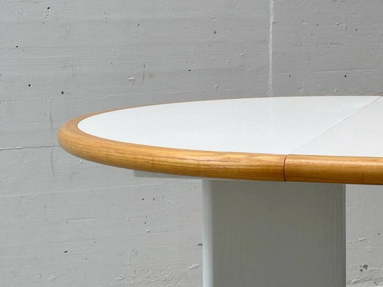 Image 1 of Tavolo da pranzo rotondo bianco, allungabile in legno massiccio
