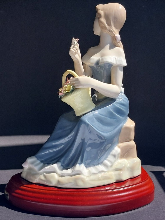 Image 1 of Large porcelain figurine: Lady with a goose and basket of flowers