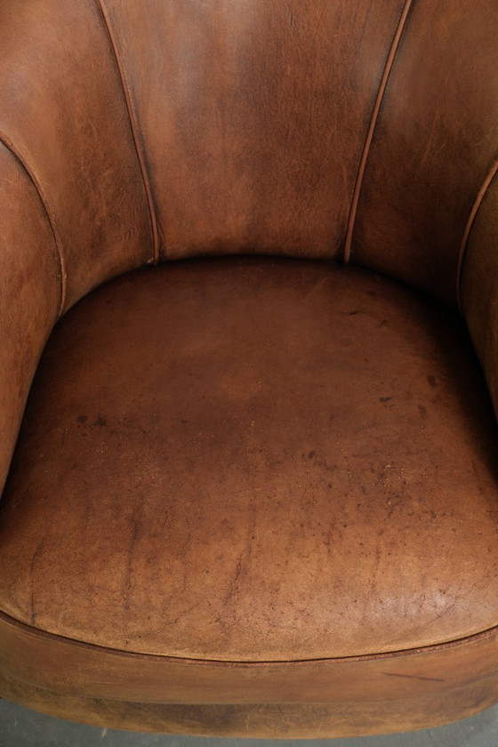 Ensemble robuste de fauteuils club vintage en cuir de mouton avec un bel aspect vieilli et une grande allure (photo 5 of 15)