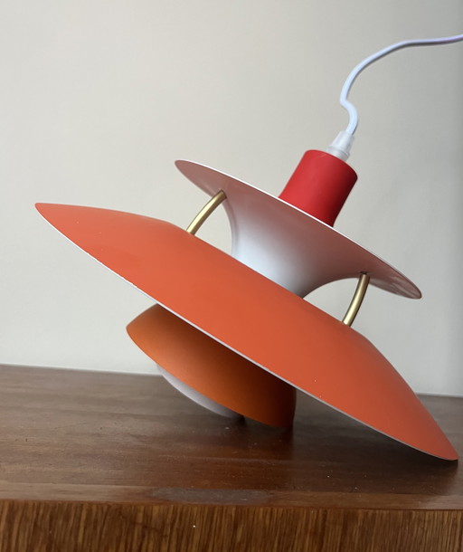 Lampe suspendue orange inspirée du designer danois Louis Poulsen