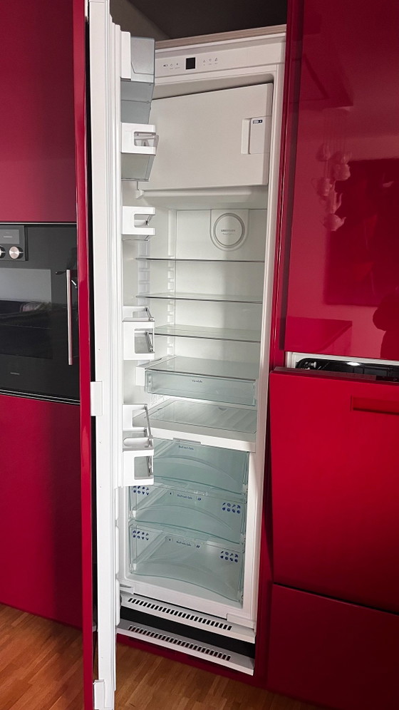 High End Designer Küche unbenutztes Sammlerstück, Gaggenau, Aufbewahrungsschrank, Holz, Glas, Rot (Foto 14 von 15)