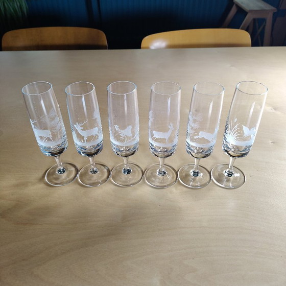 Image 1 of Elegantes Set aus 6 Kristallsektgläsern, fein graviert mit einer Jagdszene