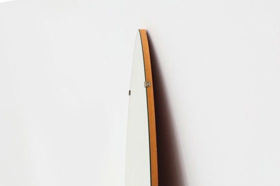 Image 1 of Specchio vintage a forma di triangolo organico con retro in legno, Belgio anni '60