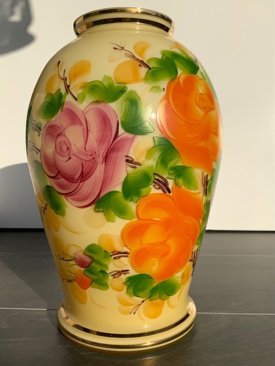 Image 1 of Grande vaso in opalino di uranio, decoro floreale Art Nouveau. Boemia