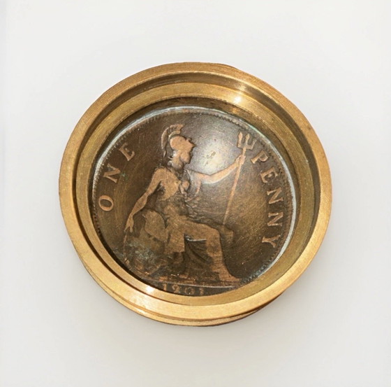 Image 1 of Antike britische Dose mit originalen Penny-Münzen (1899 & 1901)