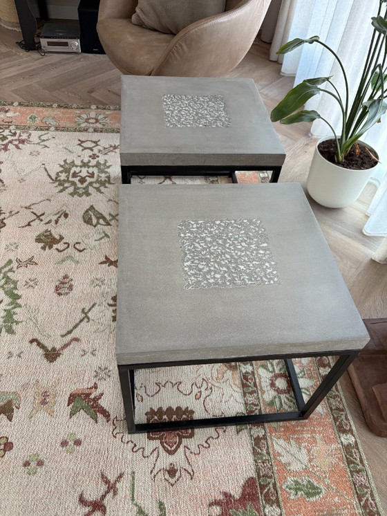 Image 1 of Mesas auxiliares con piedras de hormigón y motivo