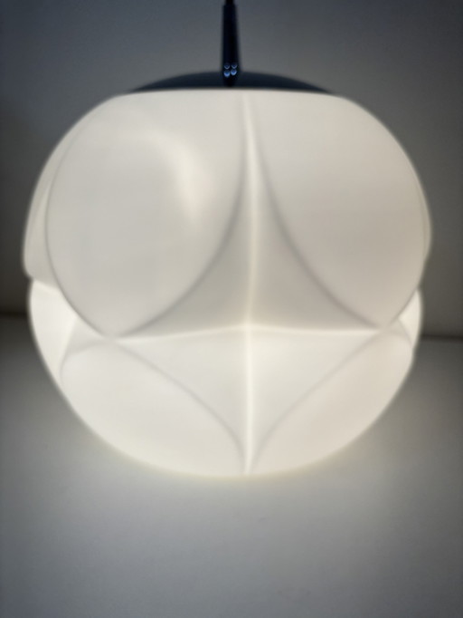 Grande suspension vintage Peill & Putzler en forme d'artichaut, en verre blanc mat avec support chromé.