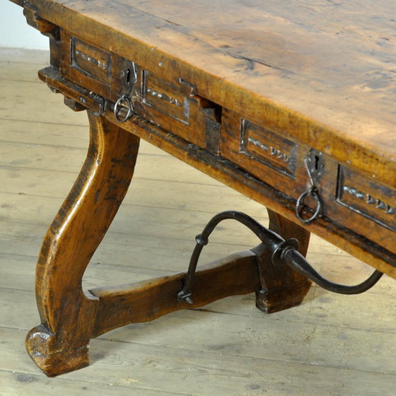 Image 1 of Table en noyer espagnol du XVIIe siècle