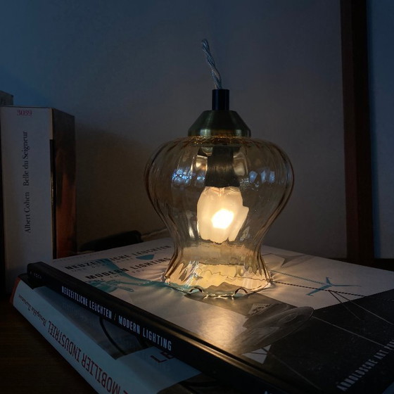 Image 1 of antica lampada portatile a forma di tulipano in vetro dorato