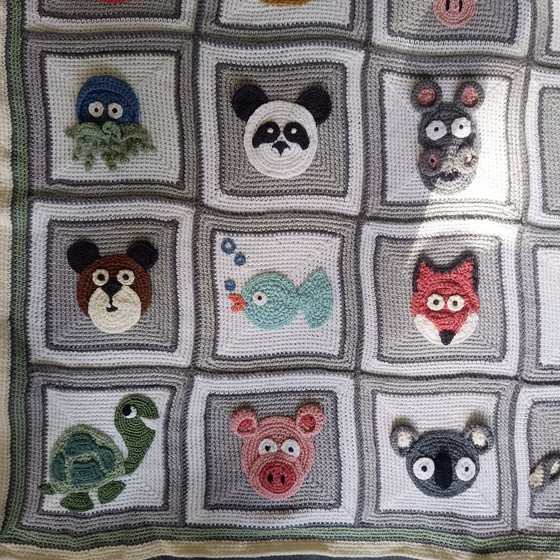Image 1 of Handgehaakte dieren deken 30 vierkantjes