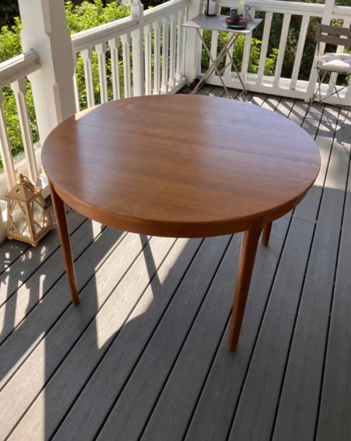 Round extendable teak table by Bertil Fridhagen for Bodafors – eettafels, Wood (photo 2 of 11)