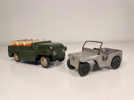 Image 1 of Coppia di Jeep giocattolo d'epoca, una macchina aperta degli anni '60 e una Jeep militare in metallo degli anni '40