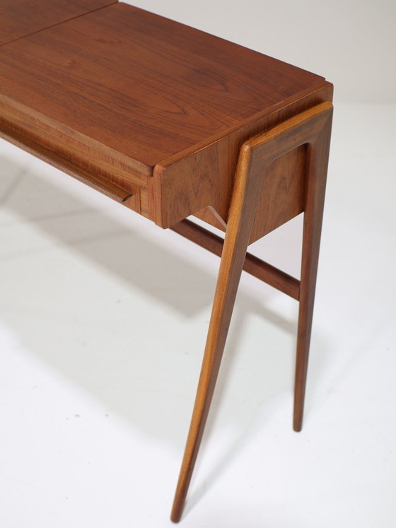 Image 1 of Tocador danés antiguo de teca de la década de 1960.