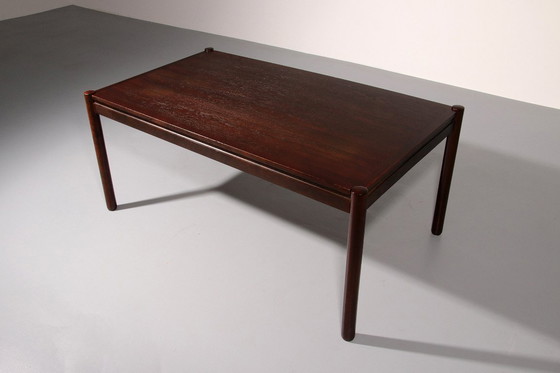 Image 1 of Essgruppe, inspiriert von Vico Magistretti, bestehend aus sechs elegant neu geflochtenen Stühlen und einem Tisch.