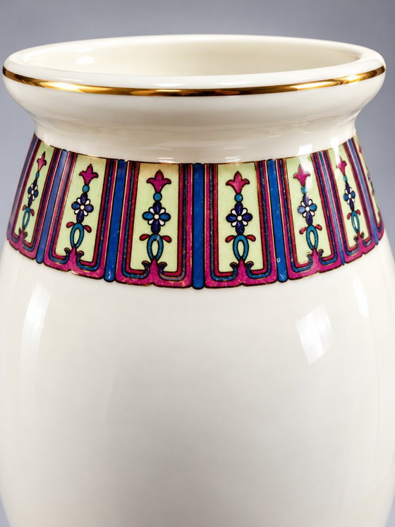 Elegant baluster porcelain vase, Jingdezhen, Polychrome decor and gilding, Ceramic, White, Aziatisch (photo 5 of 12)