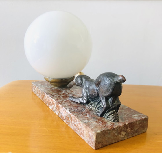 Image 1 of Lampe art déco globe en opaline et chien de chasse 